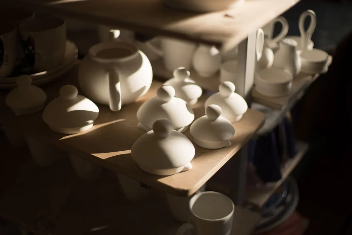 Handmade vs. Factory-Made Teapots: What Buyers Should Know
